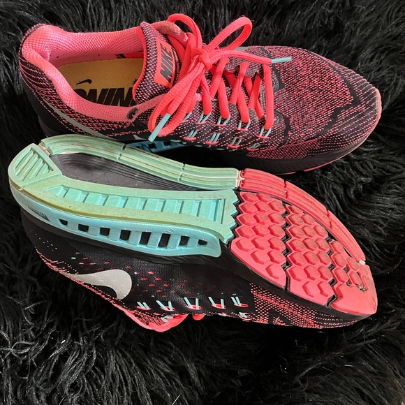 NIKE - Picture 2 of 3